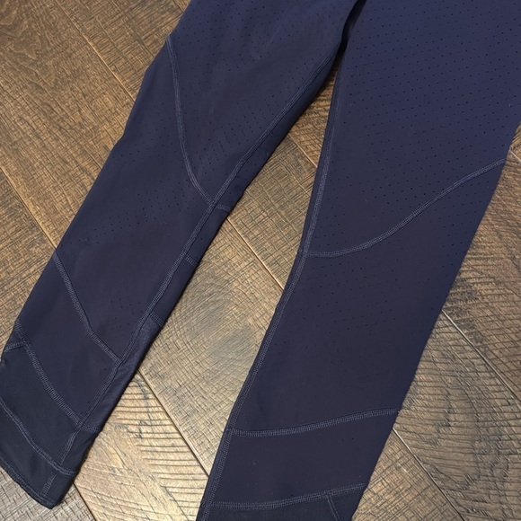 Lululemon Emerge Renewed Crop *Full-On Luon
Shine Dot Black Grape - Picture 8 of 13